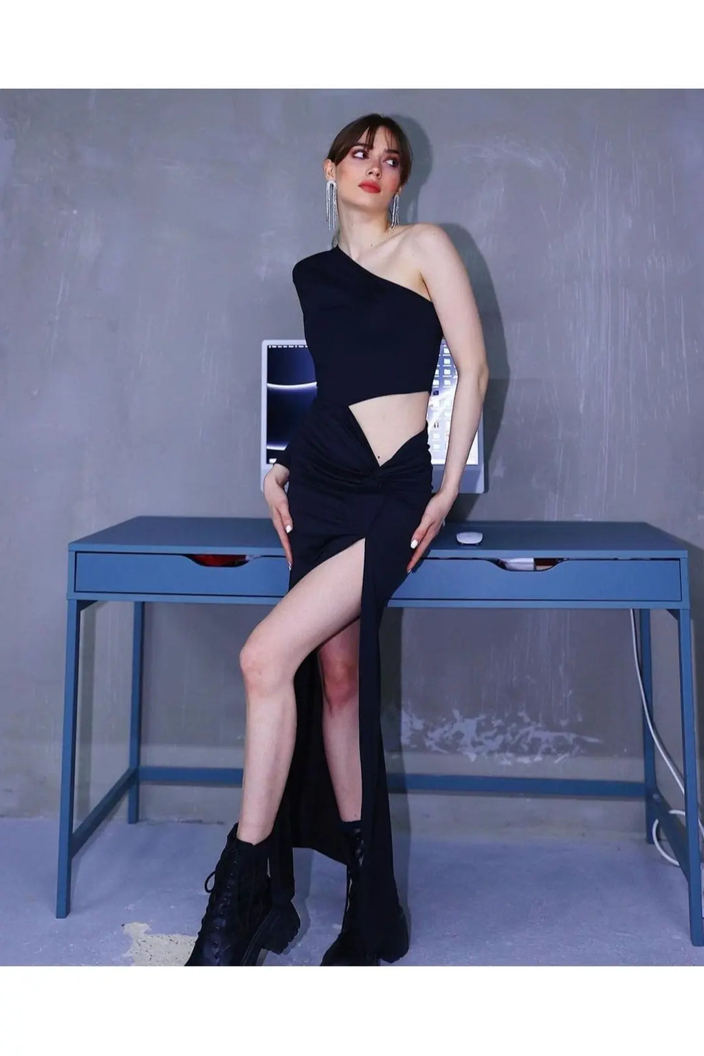 Venice Cut-Out Waist One-Shoulder Padded Shoulder Long Black Dress - 5