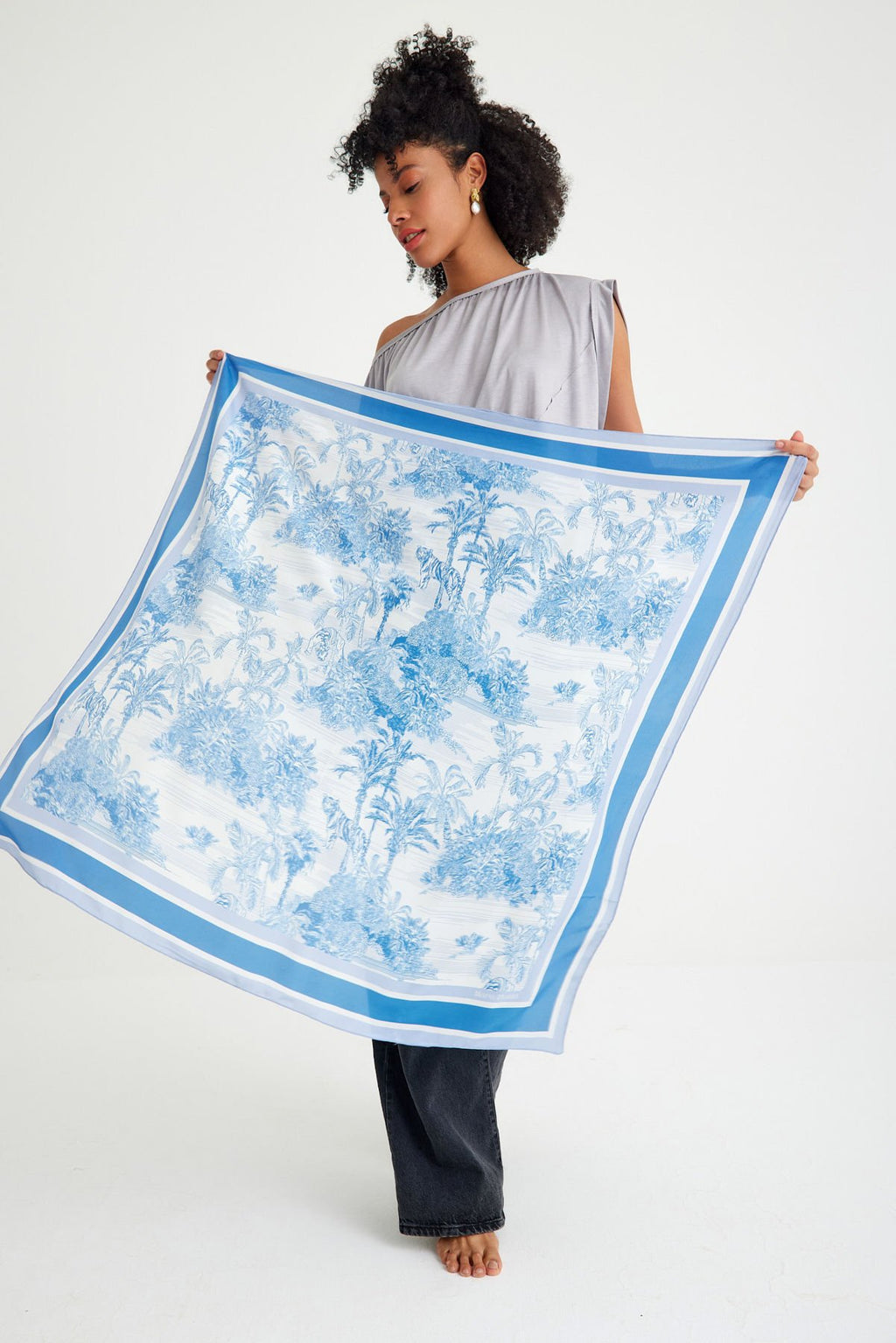 Toile de Jouy Azure - 140 X 140 Cm Silk Scarf