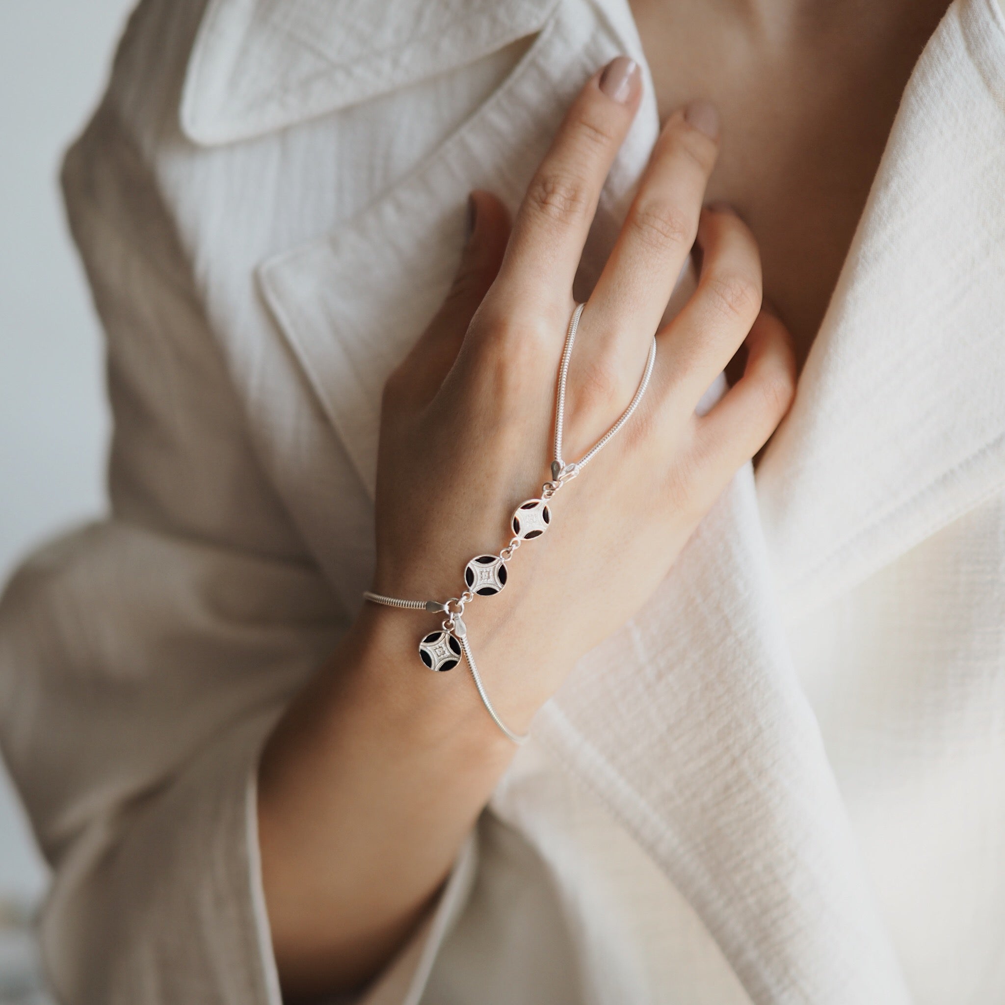 Mari  Black Finger Bracelet S