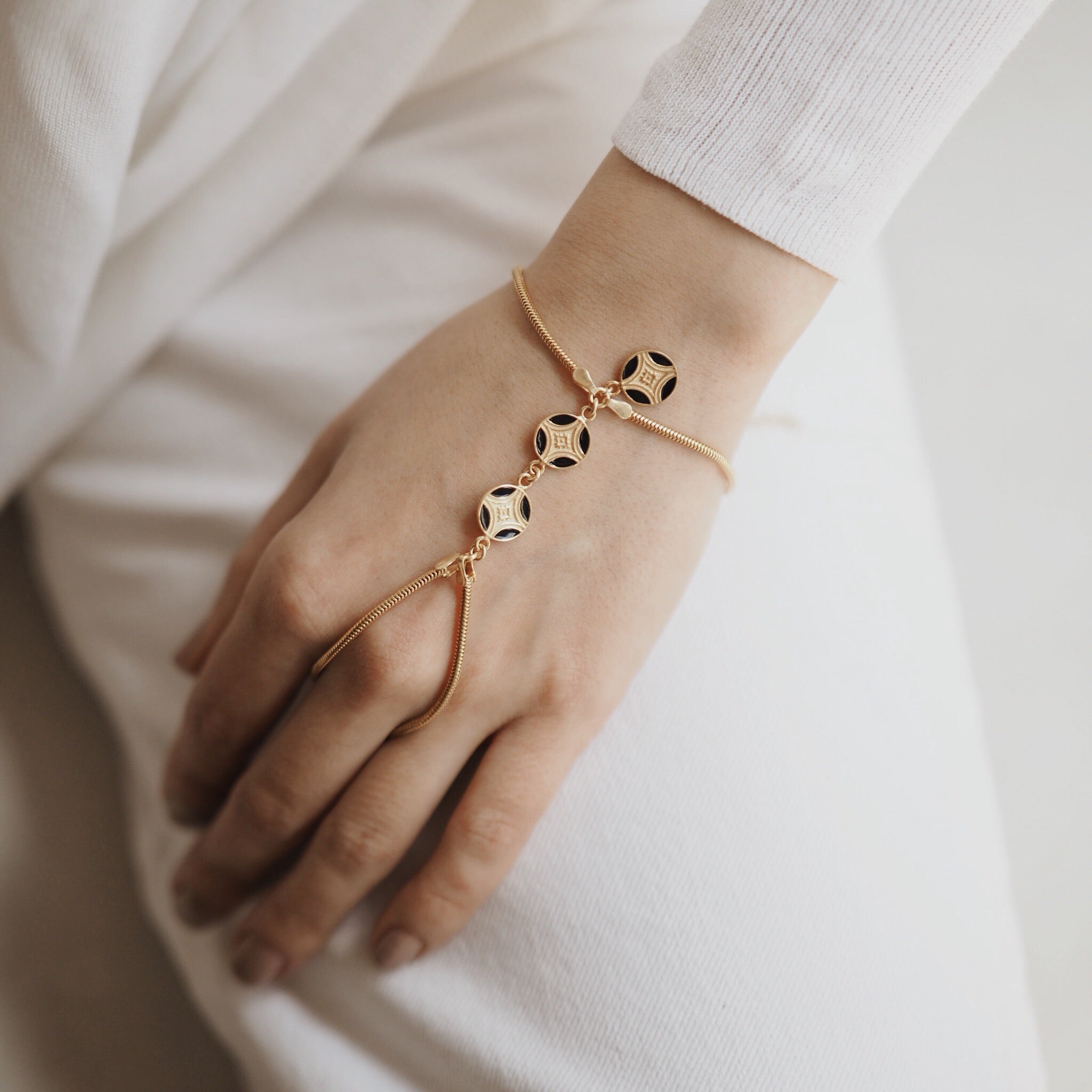 Mari  Black Finger Bracelet G