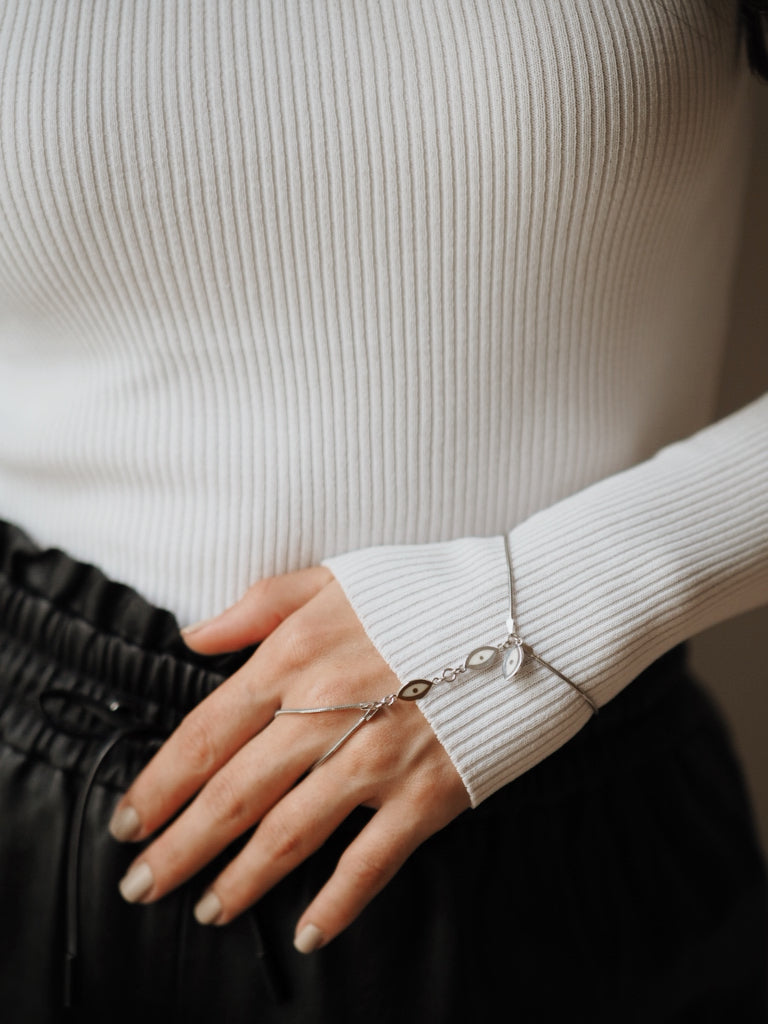 Eye Finger Bracelet S