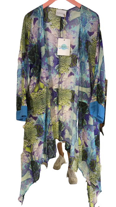 色彩繽紛的設計師夏季棉質和服